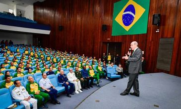 Ministro da Defesa encontra militares atletas que competirão em mundial militar.