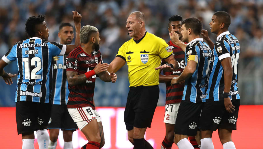 Conmebol divulga áudios do VAR de Grêmio x Flamengo e Marcos Braz não poupa 