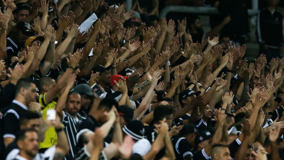 Corinthians tenta, mas não entrega regularidade - 1