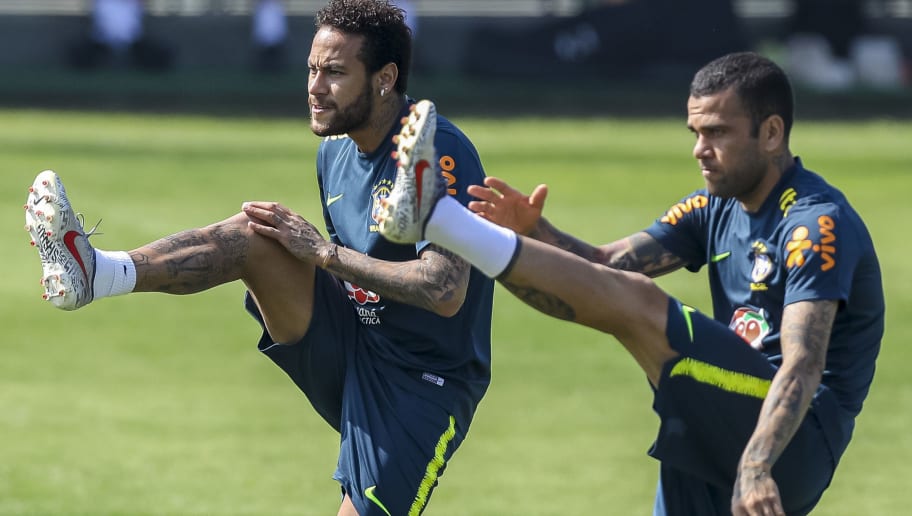 Daniel Alves vê Neymar com 