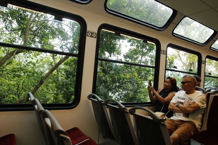  Trem do Corcovado ganha novas composições com teto panorâmico. 