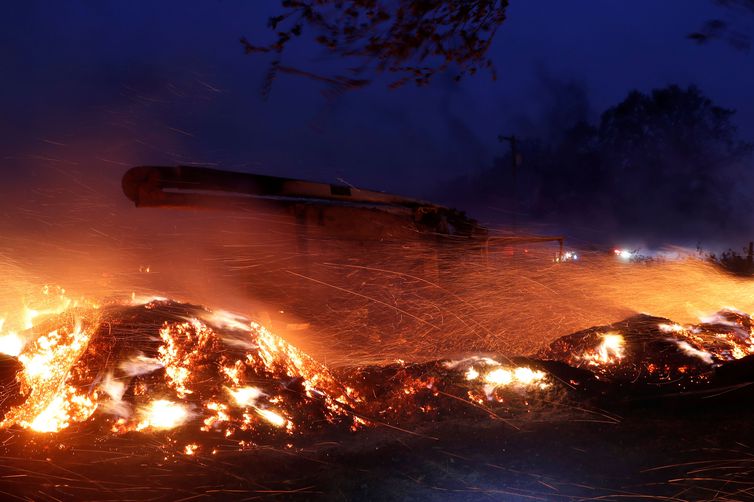 Brasas voam em torno de um caminhão durante o incêndio em Healdsburg, Califórnia, EUA