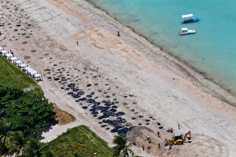 Vista geral de um derramamento de óleo na praia de Peroba em Maragogi, estado de Alagoas, Brasil, outubro de 2019. Foto tirada em 17 de outubro de 2019. REUTERS / Diego Nigro 