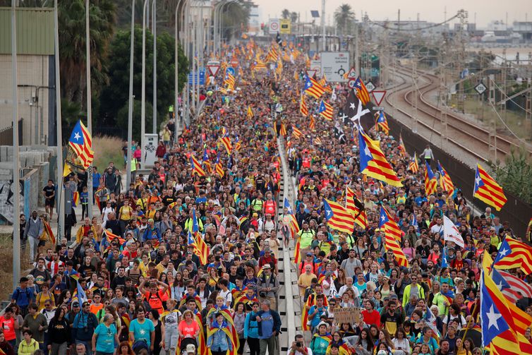 Catalan demonstrators chant slogans as they march during Catalonia's general strike in El Masnou, Spain, October 18, 2019. REUTERS/Albert Gea