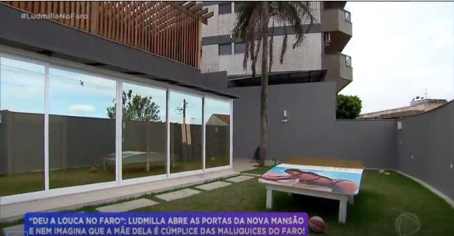 Nova mansão de Ludmilla tem campo de futebol e piscina vermelha; veja fotos - 3