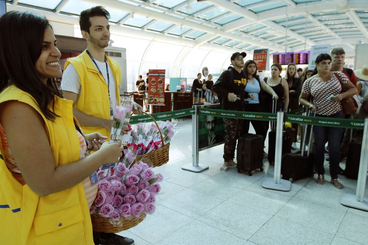  Funcionários da Infraero distribuem rosas na área de embarque, durante a campanha Outubro Rosa no Aeroporto Santos Dumont, para alertar sobre o câncer de mama.