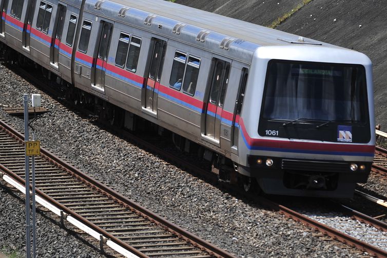 O Metrô do Distrito Federal é um sistema de metropolitano que opera em 6 regiões administrativas do Distrito Federal brasileiro. É operado pela Companhia do Metropolitano do Distrito Federal.