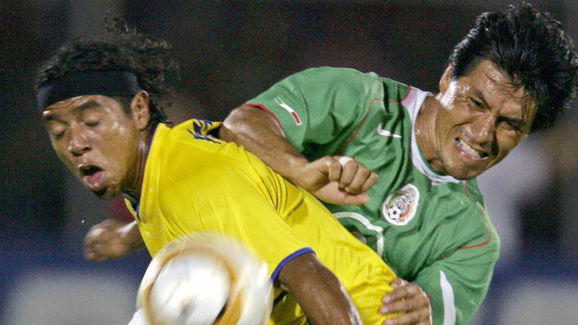 Mexican Claudio Suarez (R) vies for the