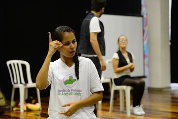 Rio de Janeiro - Tradução em Libras com encenação de temática inclusiva no lançamento de mais uma turma do projeto Agentes de Promoção da Acessibilidade, na biblioteca da Rocinha (Fernando Frazão/Agência Brasil)