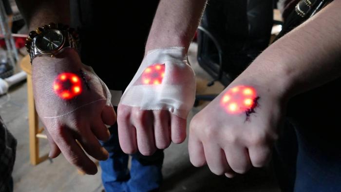 Tattoo do futuro: transumanista implanta LEDs na pele (e mais alguns gadgets) - 1