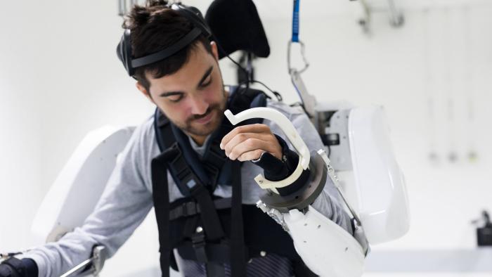 Tetraplégico volta a mover braços e pernas controlando equipamento com a mente - 1