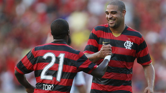 Brazilian striker Adriano (R) of Flameng