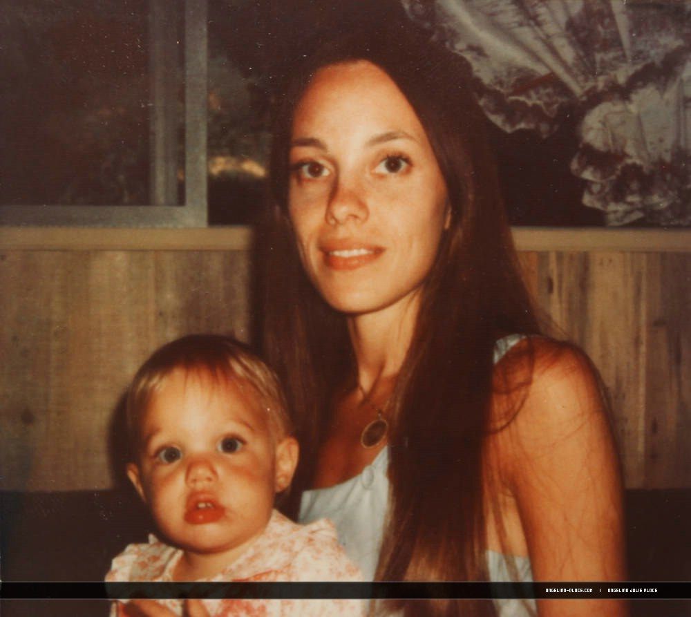 Angelina Jolie teve uma estranha infância - 4