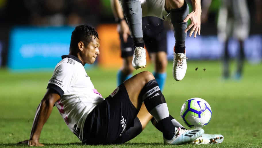 Após marcar de falta, Guarín cita ídolo do Vasco como inspiração: 