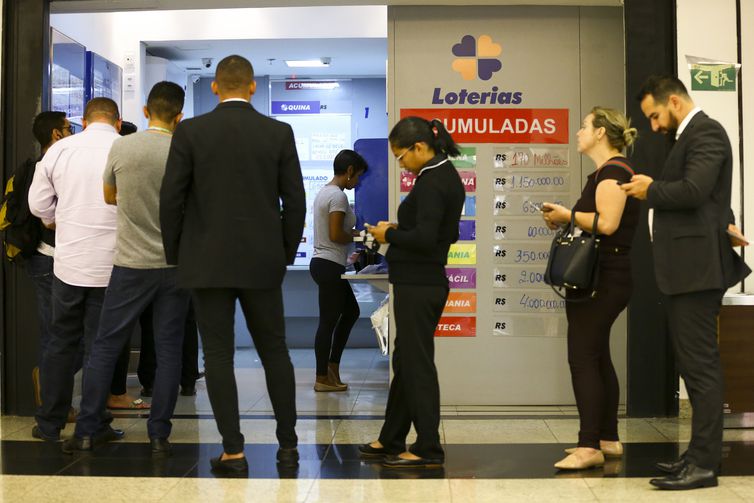 Apostadores fazem fila em casa lotérica. A Caixa Econômica Federal sorteia hoje (08) as seis dezenas do concurso 2.149 da Mega-Sena acumulada, que deve pagar um prêmio de R$ 170 milhões.