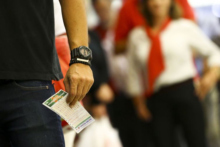 Apostadores fazem fila em casa lotérica. A Caixa Econômica Federal sorteia hoje (08) as seis dezenas do concurso 2.149 da Mega-Sena acumulada, que deve pagar um prêmio de R$ 170 milhões.