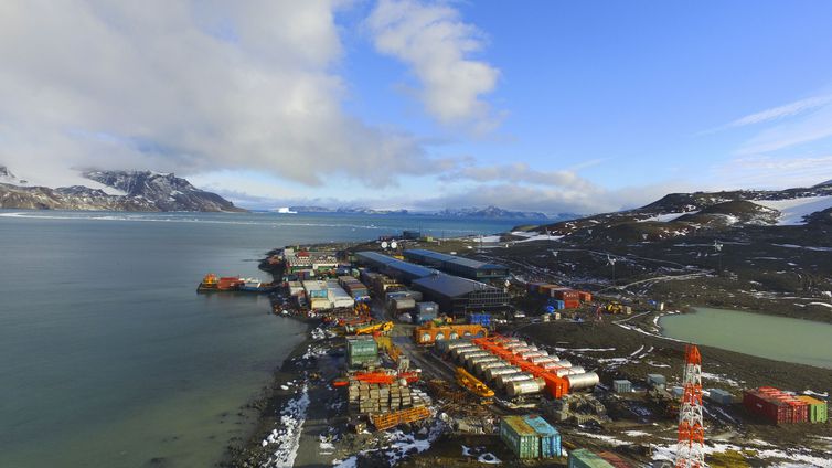 Estação Antártica Comandante Ferraz é uma base antártica pertencente ao Brasil localizada na ilha do Rei George, a 130 quilômetros da Península Antártica, na baía do Almirantado, na Antártida.