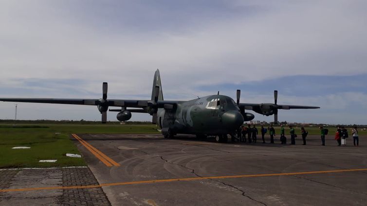 Maurício é o repórter da TV Brasil que está indo pra Antártica esse avião é a primeira fase do trajeto o Hércules c-130