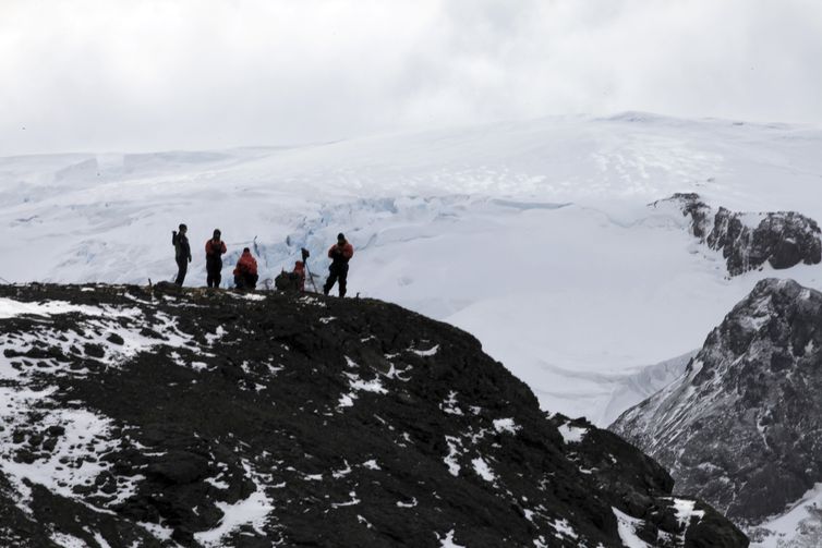 Estação Antártica Comandante Ferraz é uma base antártica pertencente ao Brasil localizada na ilha do Rei George, a 130 quilômetros da Península Antártica, na baía do Almirantado, na Antártida