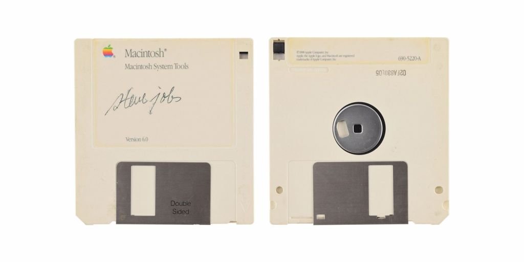 Disquete do Macintosh assinado por Steve Jobs vai a leilão por 7,5 mil dólares - 2