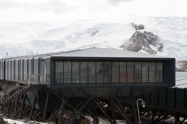 Estação Antártica Comandante Ferraz é uma base antártica pertencente ao Brasil localizada na ilha do Rei George, a 130 quilômetros da Península Antártica, na baía do Almirantado, na Antártida.