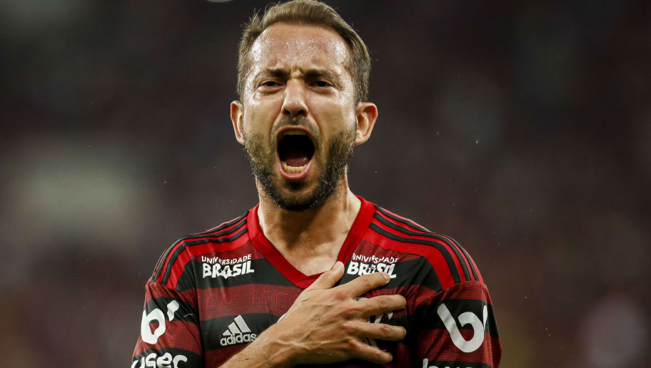 Everton Ribeiro sai do 