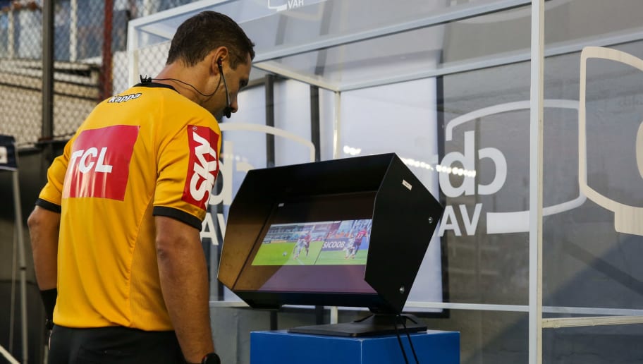 Faixa de protesto contra o VAR gerou paralisação no clássico entre Fortaleza e Ceará - 1