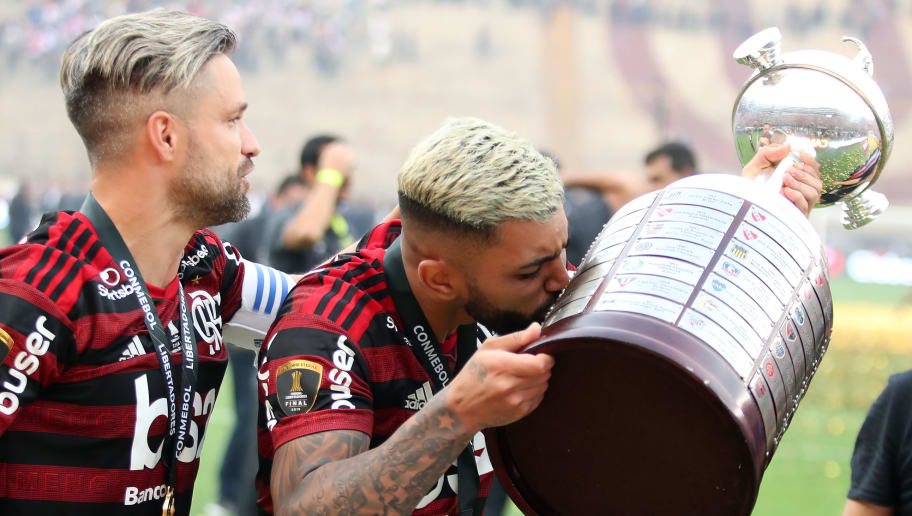 Fim da maldição: 6 jogadores que tocaram a taça antes do jogo e foram campeões - 1