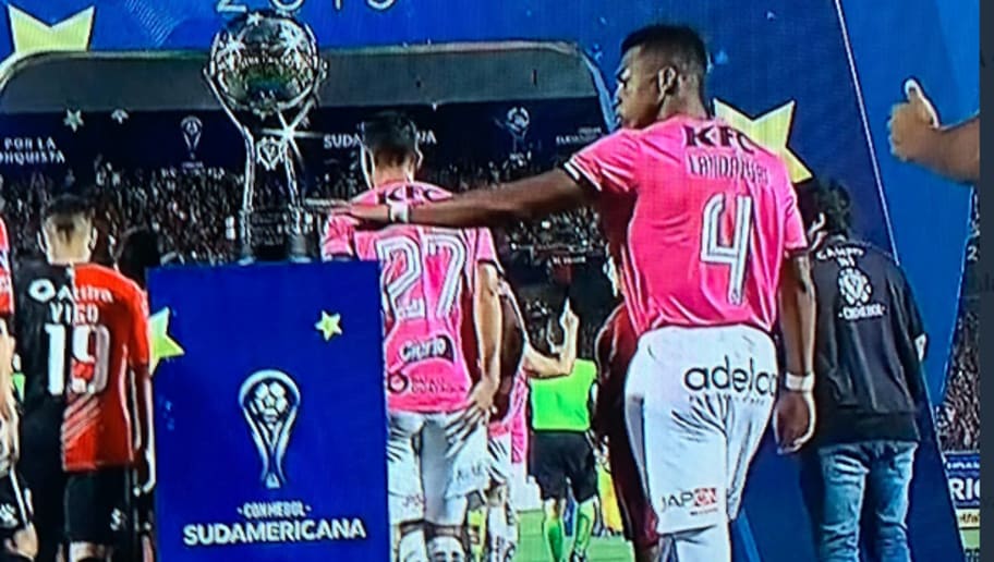 Fim da maldição: 6 jogadores que tocaram a taça antes do jogo e foram campeões - 4