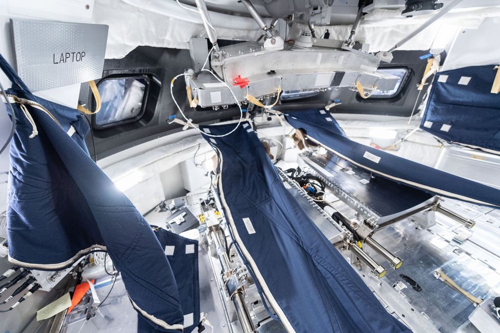 Fotos da nave Orion mostram como astronautas vão dormir na jornada lunar - 2