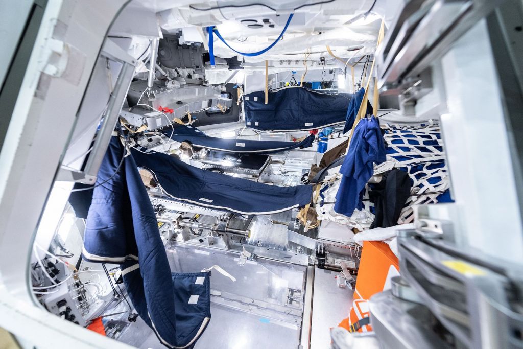 Fotos da nave Orion mostram como astronautas vão dormir na jornada lunar - 3