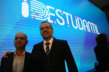 O diretor de Tecnologia e Informação do MEC, Daniel Rogério e o ministro da Educação, Abraham Weintraub, durante o lançamento do aplicativo da ID Estudantil