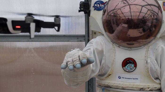 Luva inteligente ajudará astronautas a controlar drones e robôs em outros mundos - 1