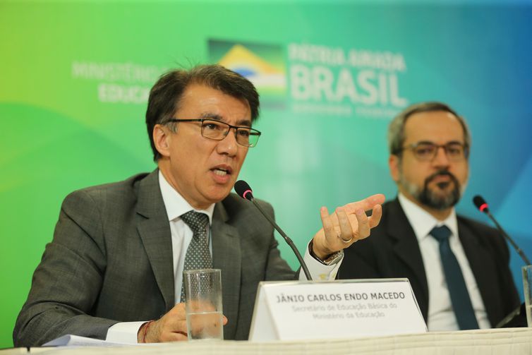 O secretário de educação básica, Janio Macedo, e o ministro da Educação, Abraham Weintraub, durante Lançamento do programa Educação Conectada Terrestre