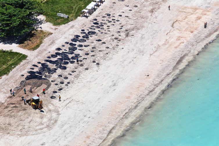 Vista geral de um derramamento de óleo na praia de Peroba em Maragogi, estado de Alagoas, Brasil, outubro de 2019. Foto tirada em 17 de outubro de 2019. REUTERS / Diego Nigro 