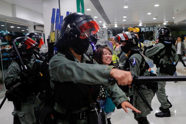 Riot police detain an anti-government protester at shopping mall in Tai Po, Hong Kong, China November 3, 2019. REUTERS/Tyrone Siu