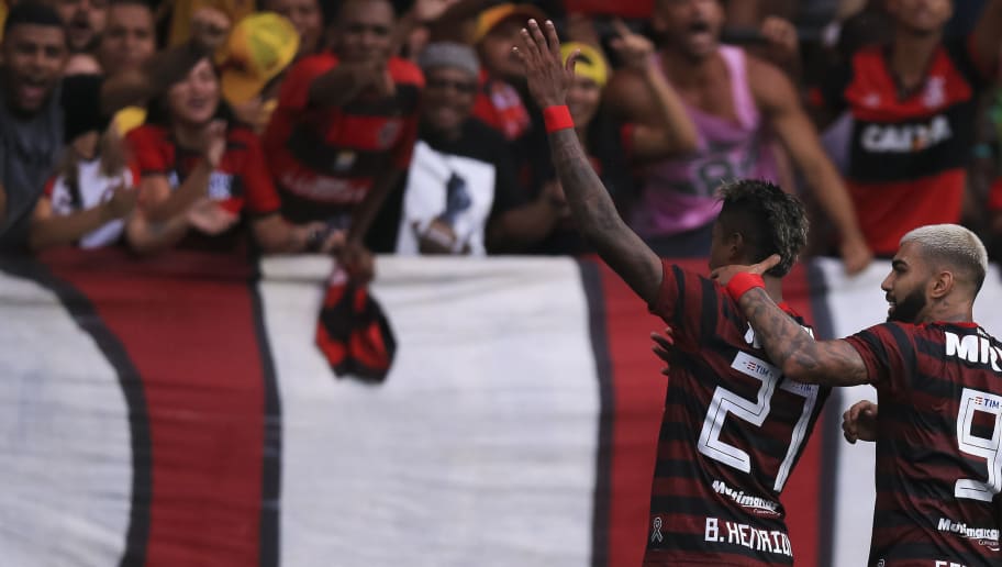 Renê Simões enche a bola de atacante do Flamengo: 