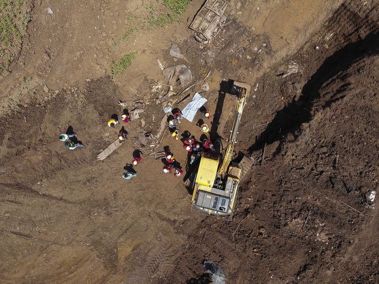 O Corpo de Bombeiros de Minas Gerais informou hoje (19) que encontrou o corpo de mais uma vítima do rompimento da barragem da Mina Córrego do Feijão, em Brumadinho, na região metropolitana de Belo Horizonte.