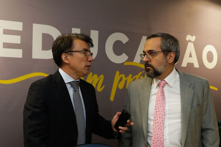 O secretário de educação básica (SEB), Janio Macedo e o ministro da Educação, Abraham Weintraub, durante lançamento do Programa Educação em Prática