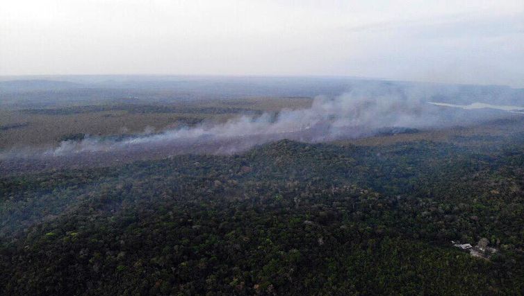 Fotos aéreas , incêndio Alter do Chão