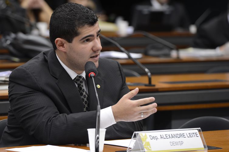 O ministro da Secretaria-Geral da Presidência da República, Gilberto Carvalho, participa de audiência pública na Comissão de Segurança Pública da Câmara. E/D: Deputado Alexandre Leite (Valter Campanato/Agência Brasil)