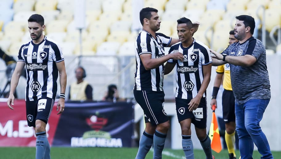 Devido a alto custo mensal, Botafogo define acordo com meio-campista para 2020 - 1