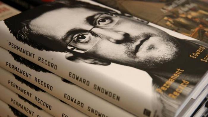 Edward Snowden vai precisar devolver lucros de livros ao Governo dos EUA - 1