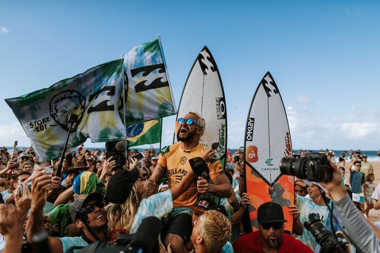 OAHU, UNITED STATES - DECEMBER 19: World Title contender Italo Ferreira of Brazil wins the 2019 Billabong Pipe Masters after winning the final at Pipeline on December 19, 2019 in Oahu, United States. (Photo by Ed Sloane/WSL via Getty Images)