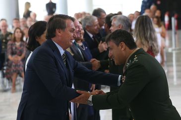  O Presidente Jair Bolsonaro, cumprimenta os Oficiais-Generais promovidos, durante solenidade no palácio do planalto