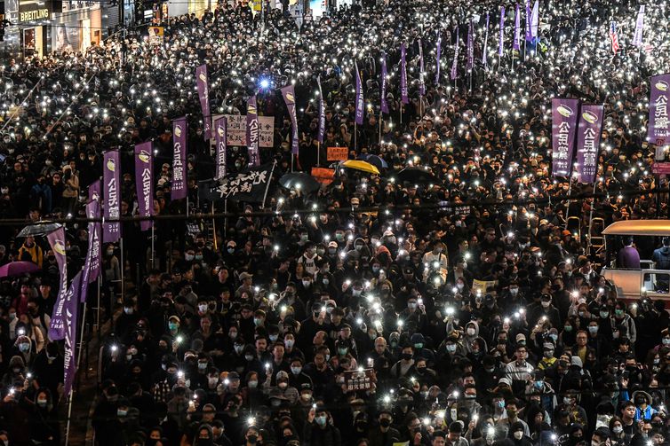 Manifestantes participam de uma marcha do Dia dos Direitos Humanos no distrito de Causeway Bay, em Hong Kong REUTERS / Laurel Chor