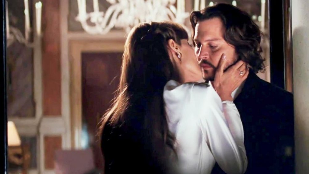 Johnny Depp e Angelina Jolie tiveram um dos beijos mais estranhos do cinema; veja lista - 3
