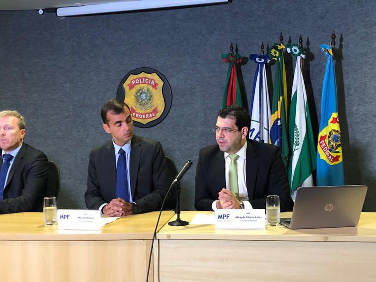 O procurador da República Athayde Ribeiro Costa durante entrevista à imprensa na sede da Polícia Federal, em Curitiba
