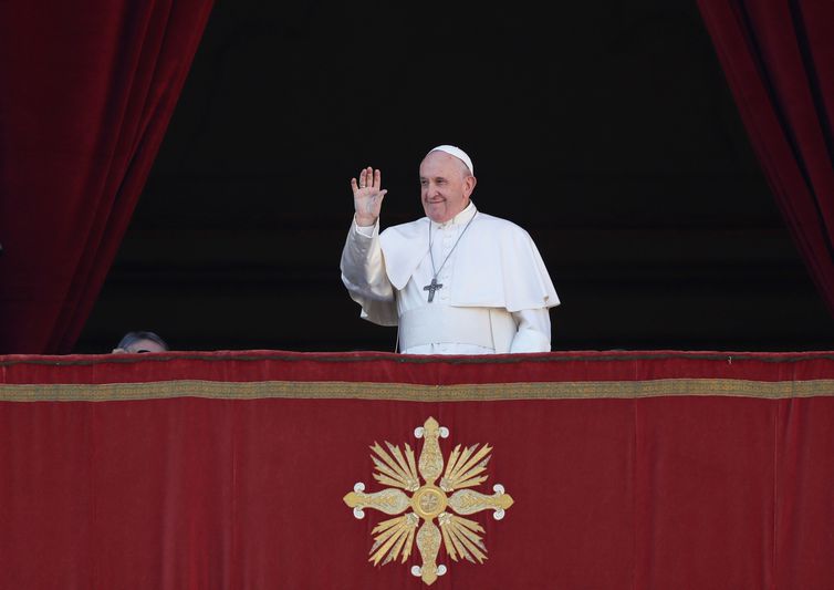 Pope Francis arrives to deliver the "Urbi et Orbi" Christmas Day message from the main balcony of St. Peter's Basilica at the Vatican, December 25, 2019. REUTERS/Yara Nardi