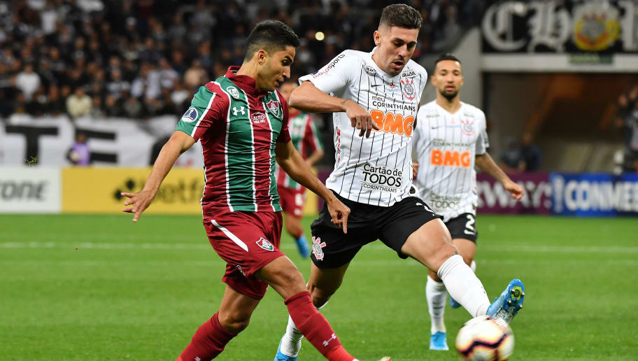 Prevendo saída de Danilo Avelar, Corinthians negocia retorno de 